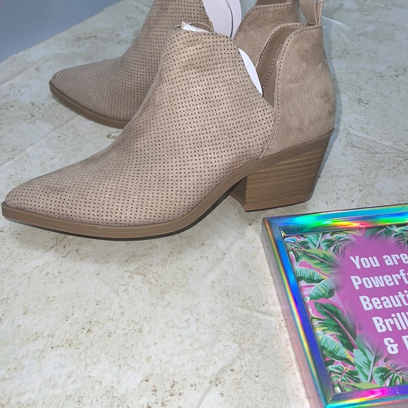 Shoes - Woman Boots 👢♥️many sizes available